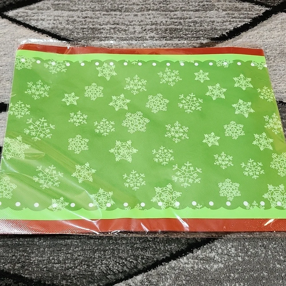 CHRISTMAS THEMED DISPOSABLE TABLEWEAR & PLAID POT HOLDERS BUNDLE PRICE FIRM